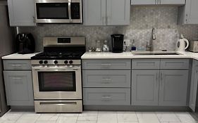 Adorable 2 Bedroom With Free Street Parking